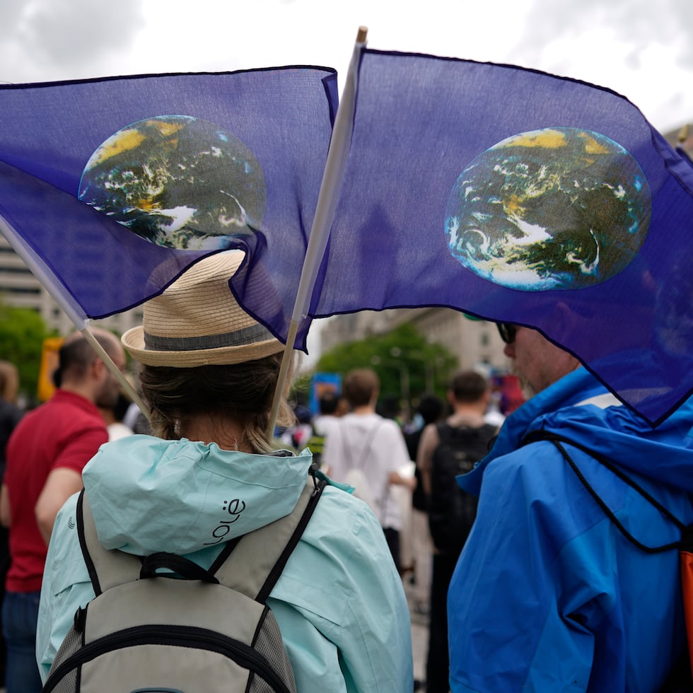 Millones de personas de todo el mundo se detuvieron el miércoles, al menos por un momento, para celebrar el Día de la Tierra.