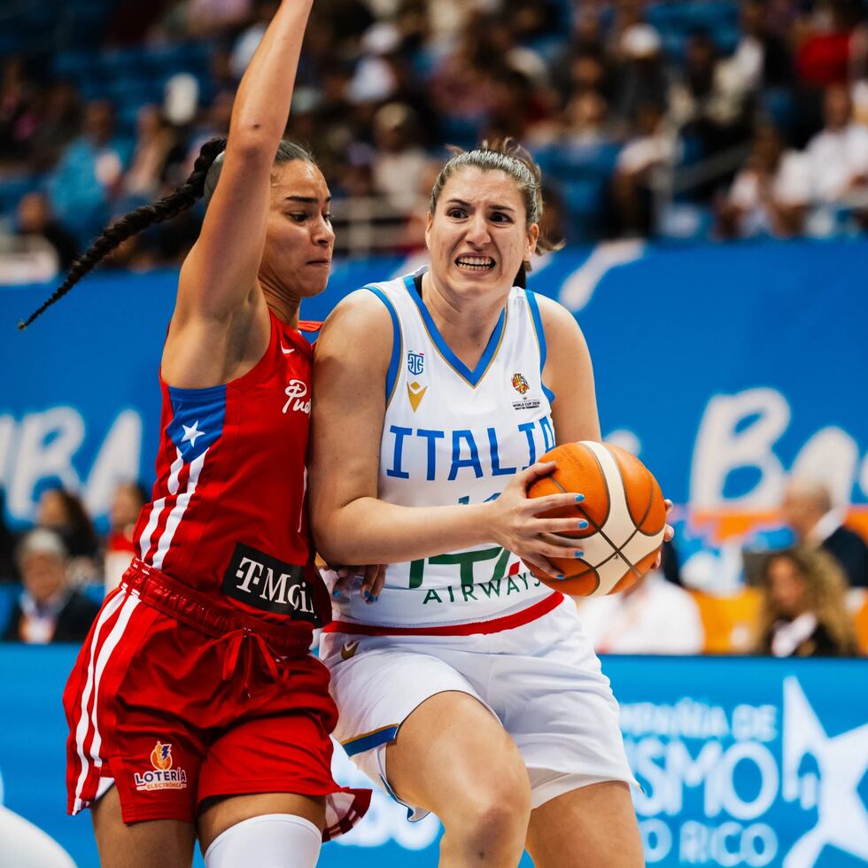 Tayra Meléndez (izquierda) capturó siete rebotes.