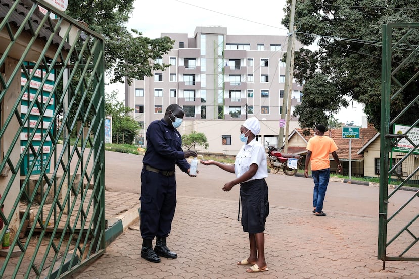 Una mujer se desinfecta las manos frente al Hospital Musulmán de Kibuli en Kampala, Uganda, el sábado 16 de mayo de 2026. (Foto AP/Hajarah Nalwadda)