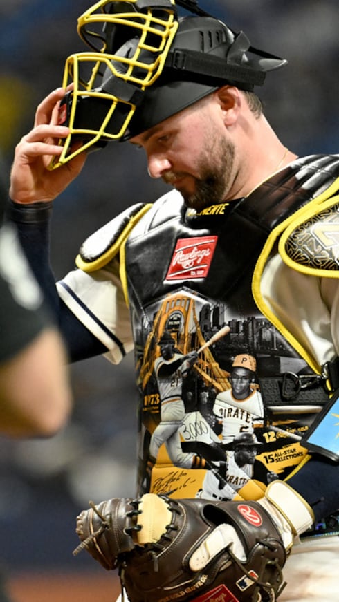 El receptor de los Rays de Tampa Bay, Liam Hicks, utiliza equipo personalizado de receptor en conmemoración del Día de Roberto Clemente.