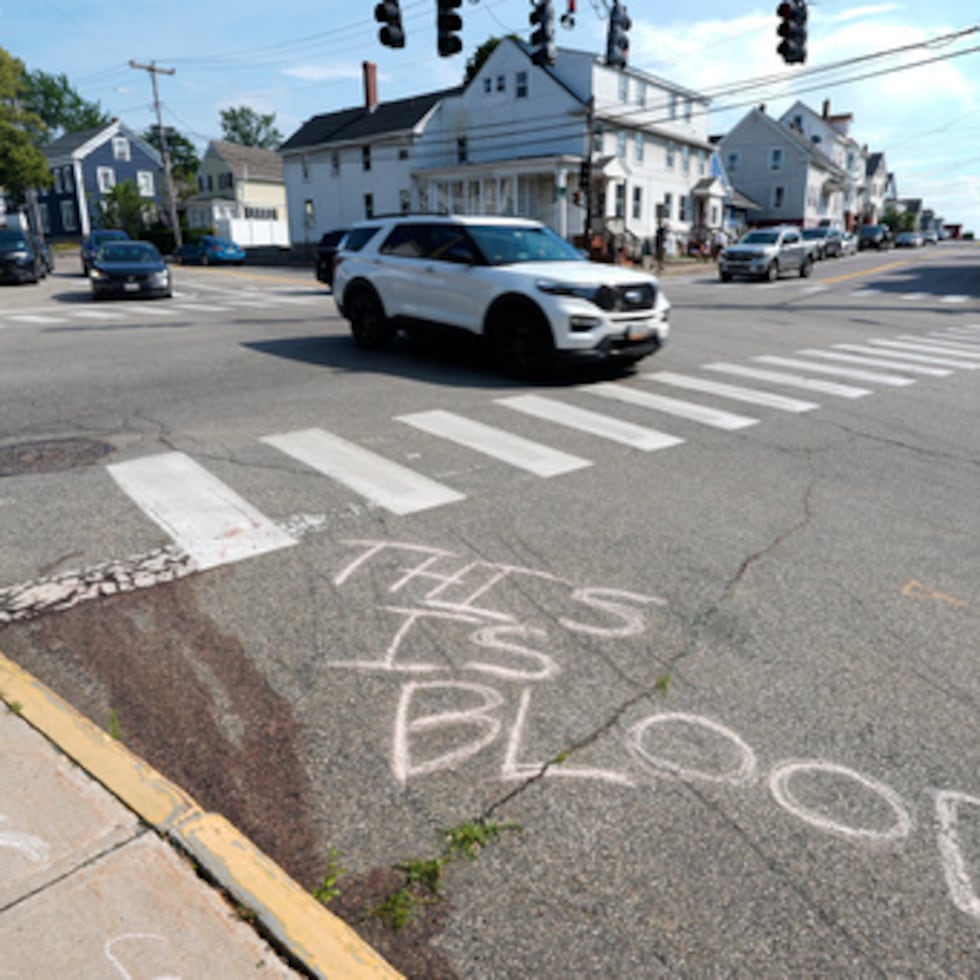 Se observa sangre en el suelo cerca del lugar de un tiroteo en el que estuvo implicado un agente de ICE, el lunes, en Biddeford, Maine.