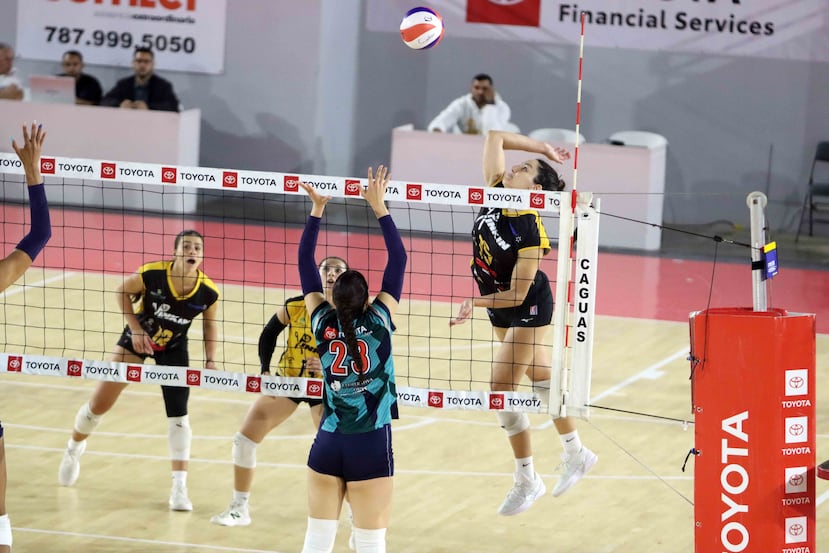 Ivania Ortiz, de las Pinkin, ataca uno contra uno en el juego ante las Criollas el domingo.