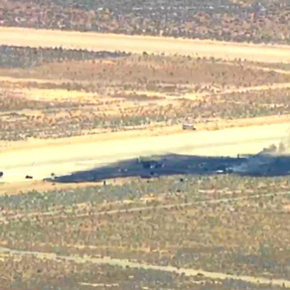 Miembros de los servicios de seguridad acudiendo al lugar de un accidente aéreo cerca de la Base Aérea Edwards, en California.