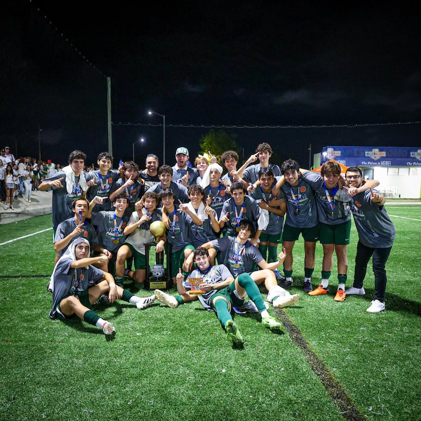 Los Huracanes de Saint john's School posan con la copa Buzzer Beater, luego de coronarse campeones nacionales en la categoría senior masculino de "soccer".