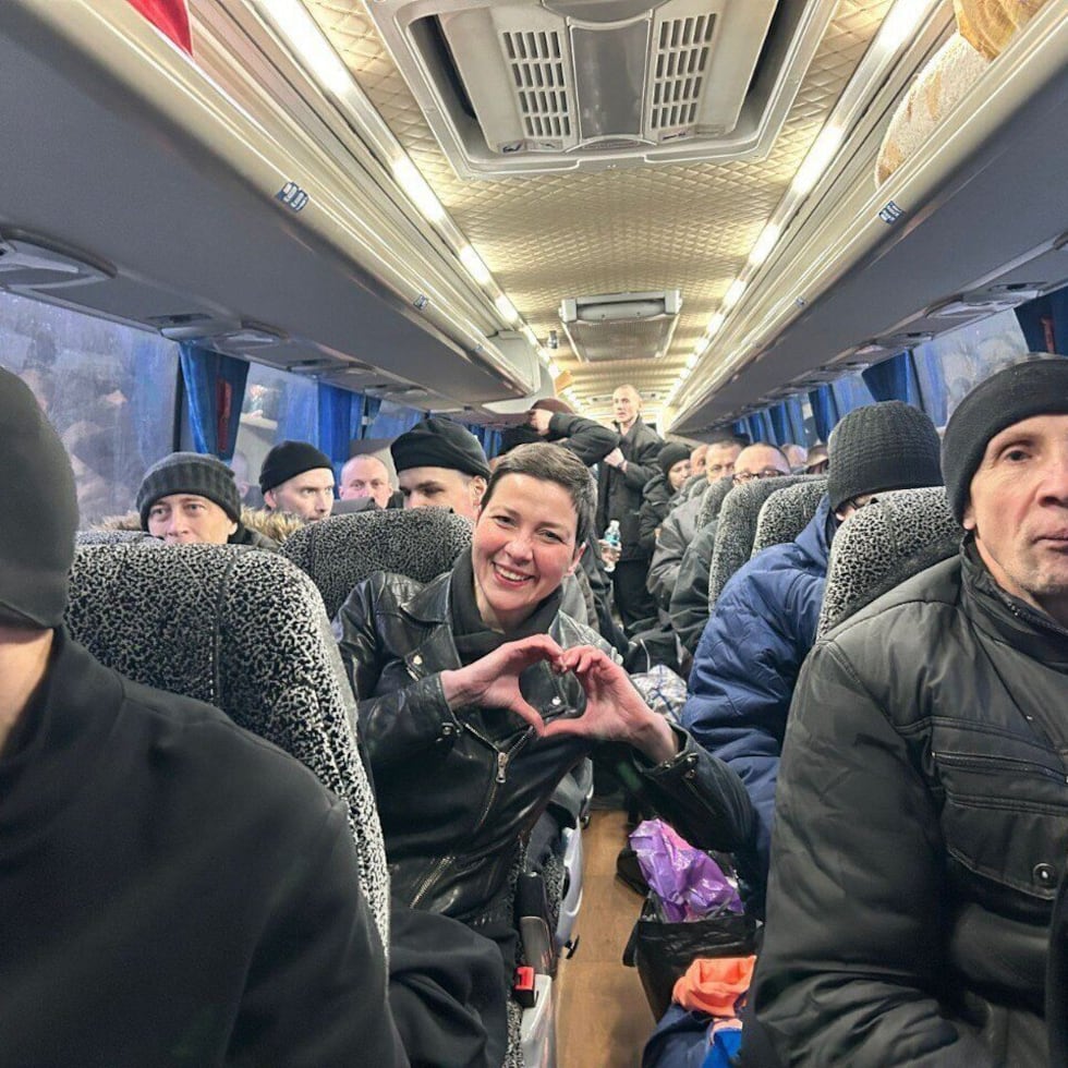 En la imagen, proporcionada por el Servicio de Prensa de las Oficinas de Coordinación para el Trato de Prisioneros de Guerra el sábado 13 de diciembre de 2025, Maria Kolesnikova, una figura clave de la oposición bielorrusa, muestra una señal en un autobús tras ser liberada en Bielorrusia, en la frontera con Ucrania.