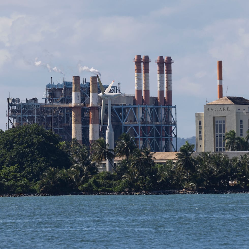 La decisión se comunicó a los jefes despedidos en una reunión en la tarde del viernes. En la foto, la central Palo Seco, en Toa Baja.