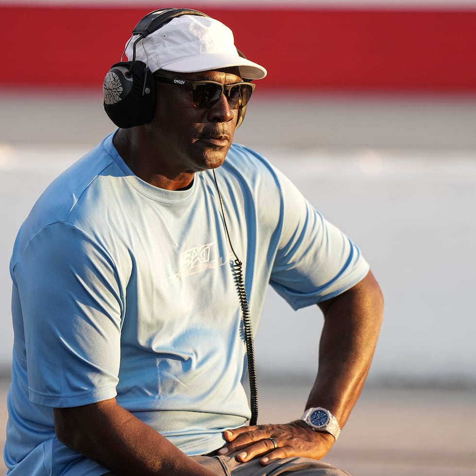 Michael Jordan observa durante una carrera de autos de la NASCAR Cup Series en el Darlington Raceway, el 31 de agosto de 2025, en Darlington, Carolina del Sur. (AP Photo/Matt Kelley, Archivo)