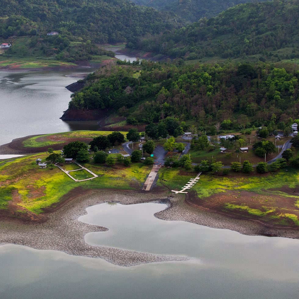 The La Plata Reservoir serves 130,828 customers in Bayamón, Dorado, Guaynabo, Naranjito, Toa Alta, Toa Baja, Vega Alta, Cataño, and Corozal.