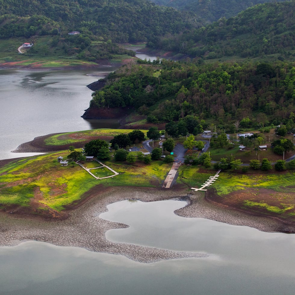 The La Plata Reservoir serves 130,828 customers in Bayamón, Dorado, Guaynabo, Naranjito, Toa Alta, Toa Baja, Vega Alta, Cataño, and Corozal.