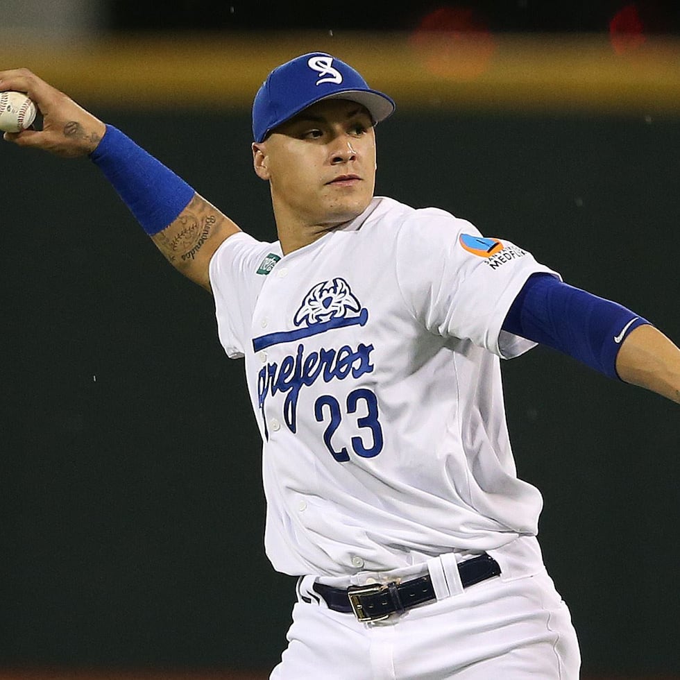 Javier Báez vio acción con los Cangrejeros de Santurce en la liga invernal.