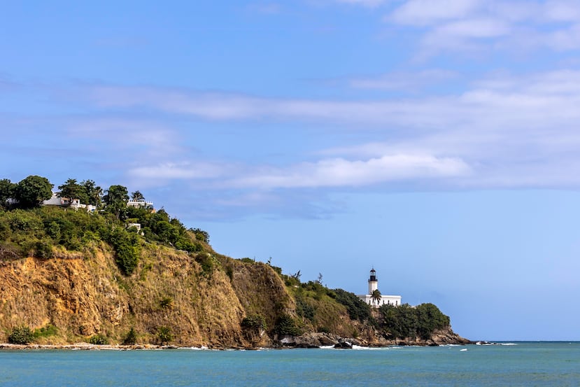 Imagen de la costa de Maunabo con su faro a la distancia.