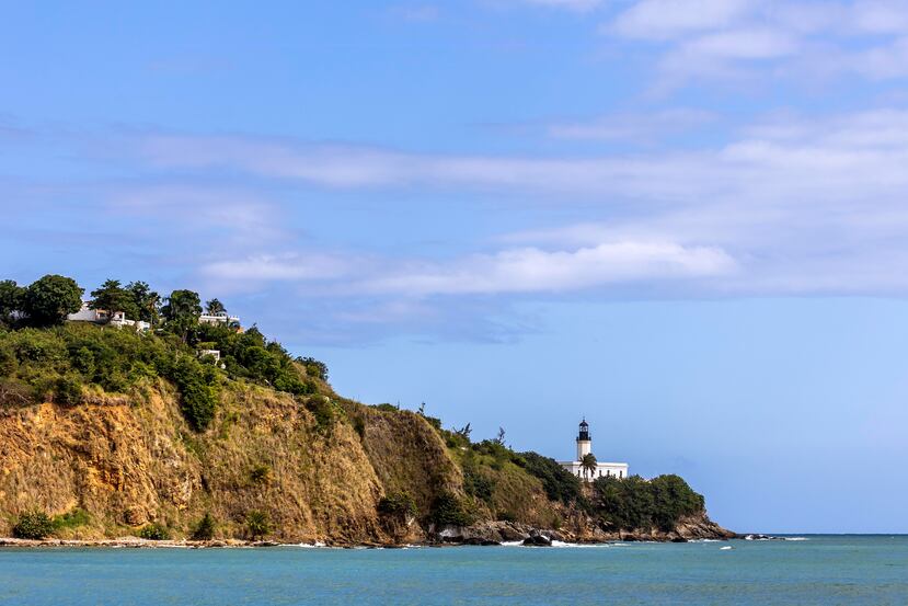 Imagen de la costa de Maunabo con su faro a la distancia.