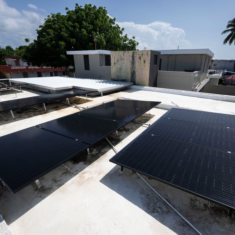 El DOE decidió, en 2025, redirigir a trabajos relacionados con la red eléctrica, en general, $350 millones asignados a proyectos de energía solar en más de 30,000 residencias de personas de escasos recursos económicos y/o discapacitados que estaban adjudicados.