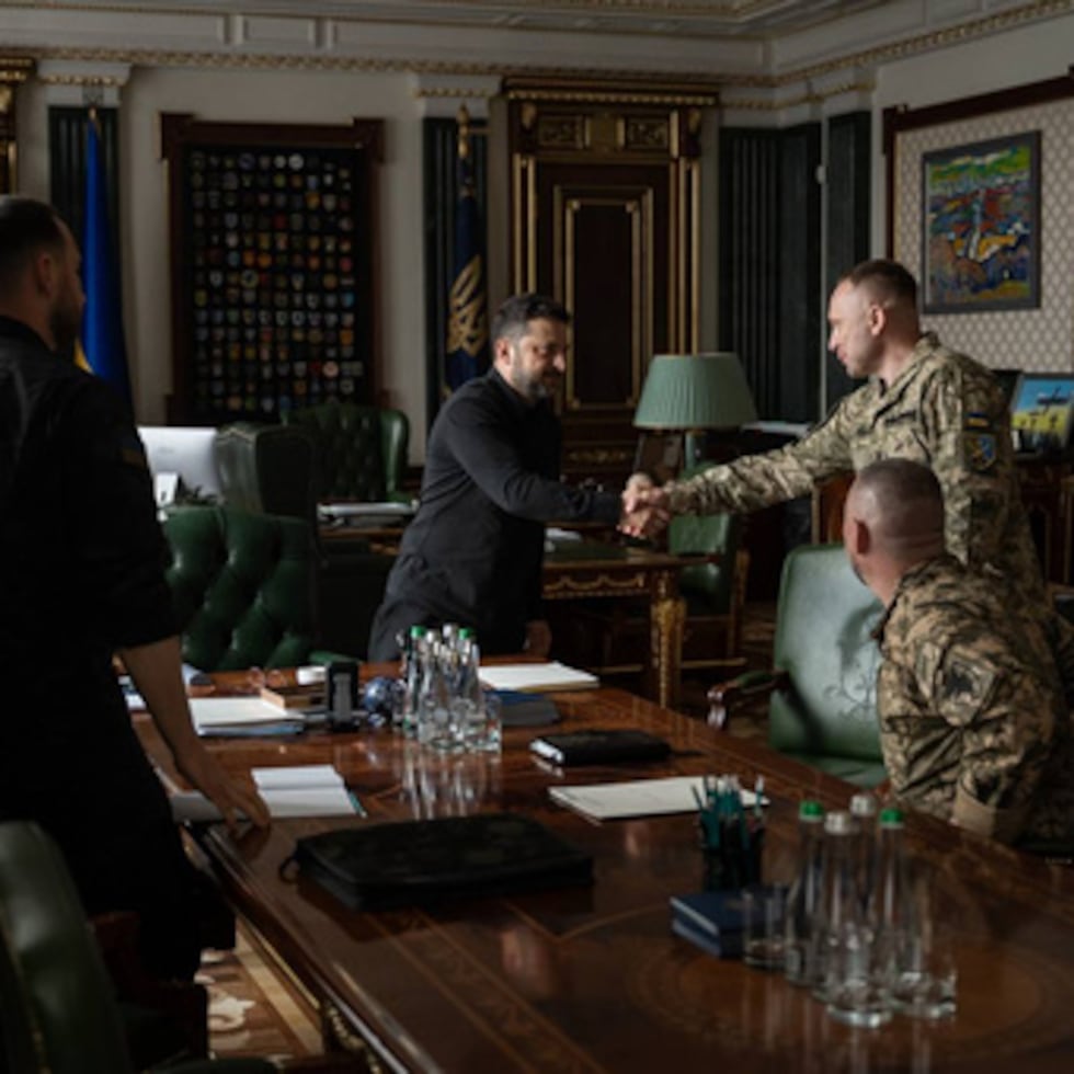 En esta foto facilitada por la Oficina de Prensa de la Presidencia de Ucrania, el presidente ucraniano Volodymyr Zelenskyy, en el centro, estrecha la mano del nuevo comandante en jefe de las Fuerzas Armadas de Ucrania, Mijailo Drapatyi, durante su reunión en Kiev, Ucrania, el lunes 20 de julio.