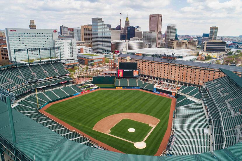 Una imagen hecha con un dron muestra el hogar de los Orioles de Baltimore, el Camden Yards, vacío. (EFE)
