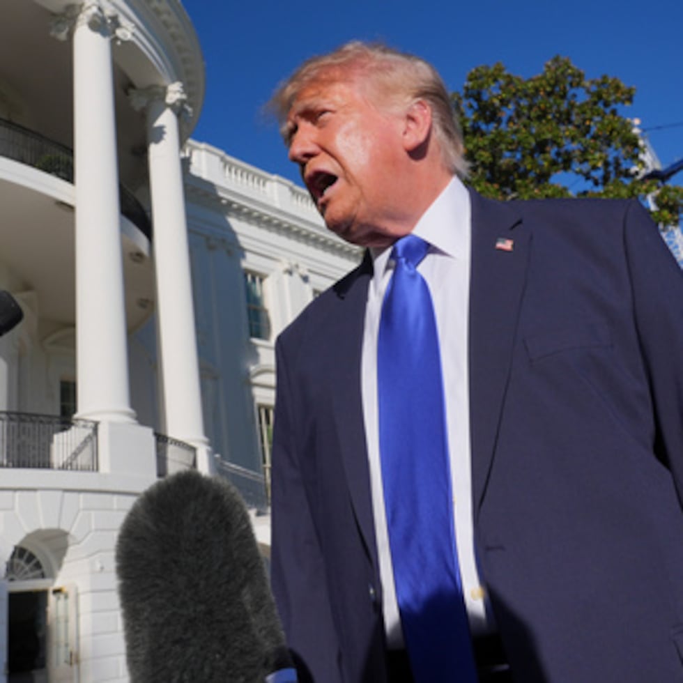 El presidente Donald Trump habla con los periodistas antes de dirigirse a subir al Marine One en el Jardín Sur de la Casa Blanca, en Washington, el jueves 22 de octubre de 2026. (Foto AP/J. Scott Applewhite)