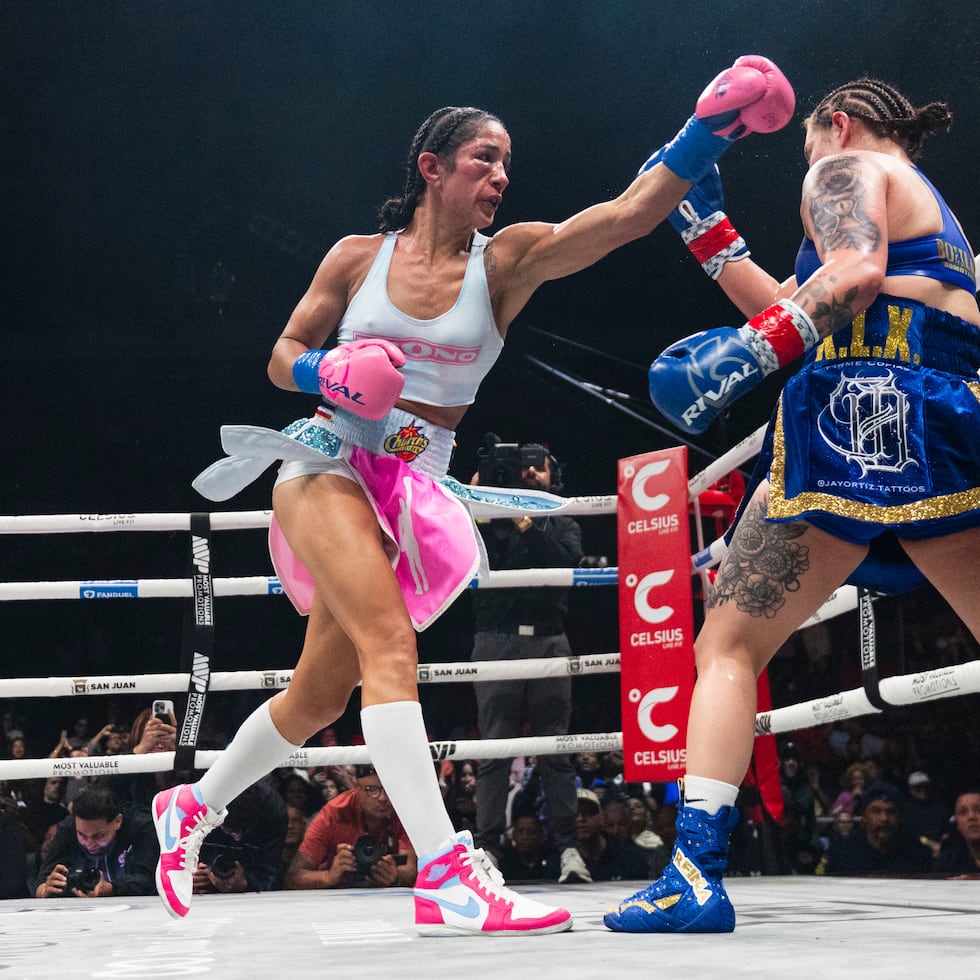 Amanda Serrano, a la izquierda, arrancó el 2026 con una pelea en el Coliseo Roberto Clemente.