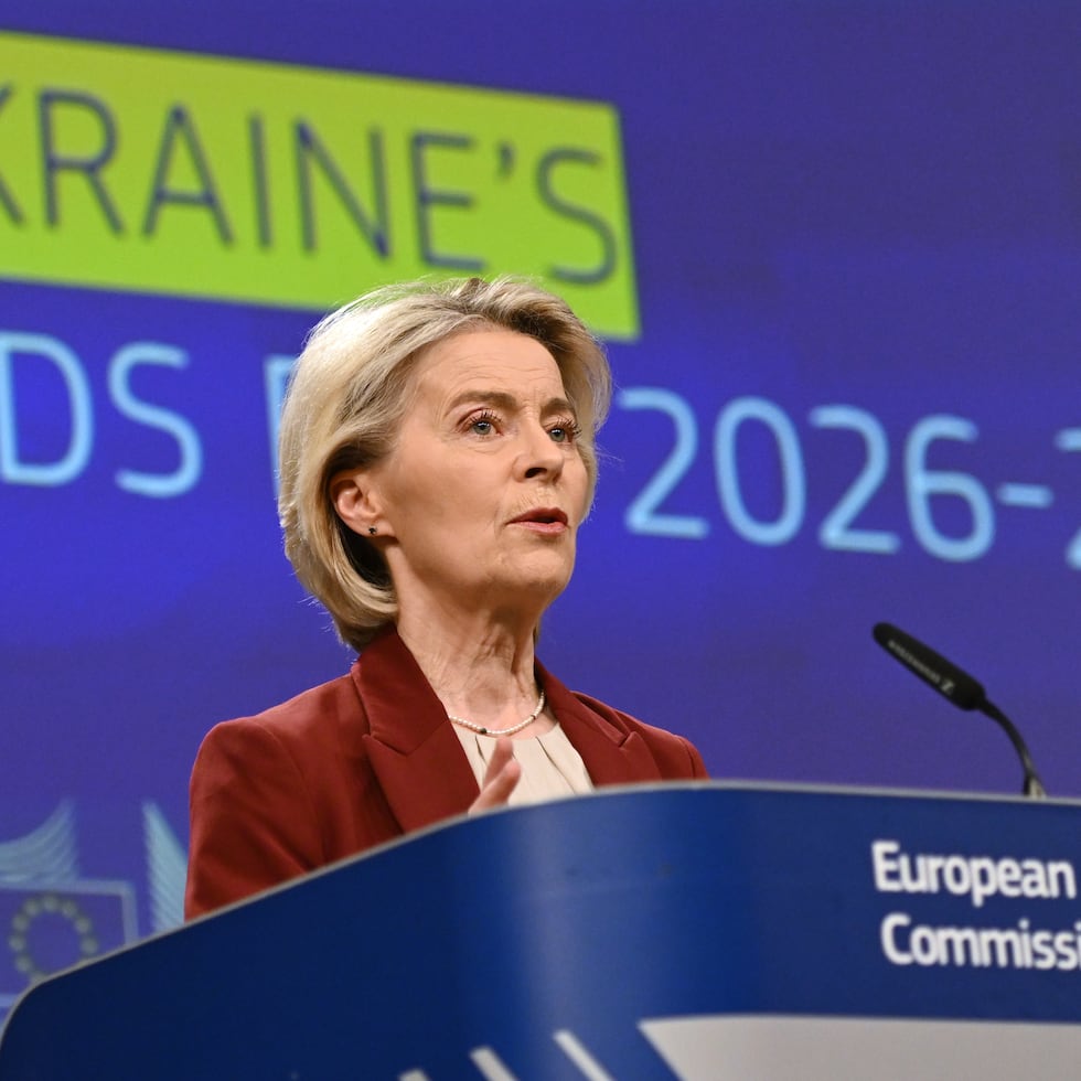 La presidenta de la Comisión Europea, Ursula von der Leyen, interviene en una conferencia de prensa sobre las necesidades de financiamiento de Ucrania para 2026-2027, en la sede de la UE en Bruselas, el 3 de diciembre de 2025.