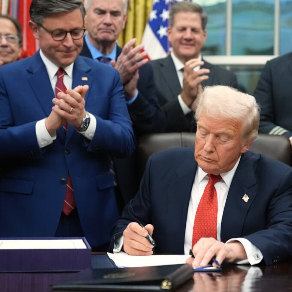 El mandatario estadounidense firmó una orden ejecutiva que autoriza el pago de más de 35,000 empleados de importantes dependencias.