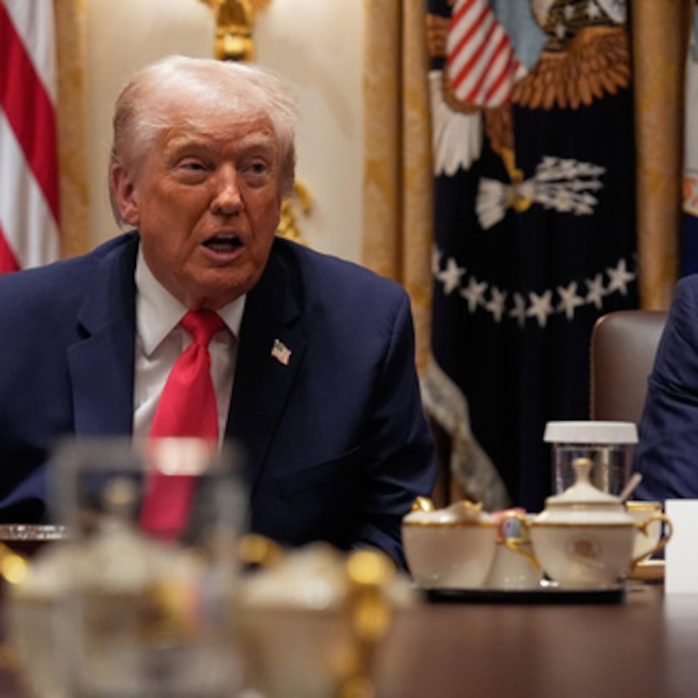 El presidente Donald Trump habla durante una reunión del Gabinete en la Casa Blanca, el martes 2 de diciembre de 2025, en Washington, mientras el secretario de Defensa Pete Hegseth observa.