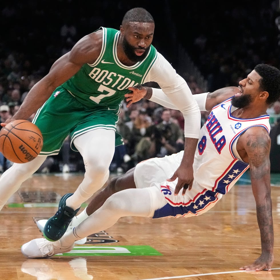 Jaylen Brown (7), de los Celtics de Boston, lleva el balón hacia la canasta frente a Paul George (8), de los 76ers de Filadelfia, durante la primera mitad del segundo juego de la serie de primera ronda de los playoffs del baloncesto de la NBA, el 21 de abril de 2026, en Boston. (AP Foto/Charles Krupa, Archivo)