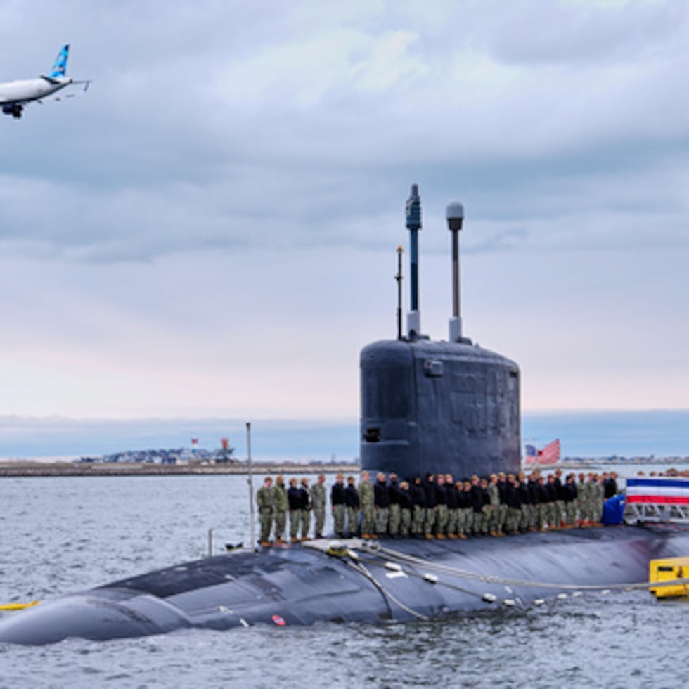 Marineros en posición de firmes en el USS Massachusetts.