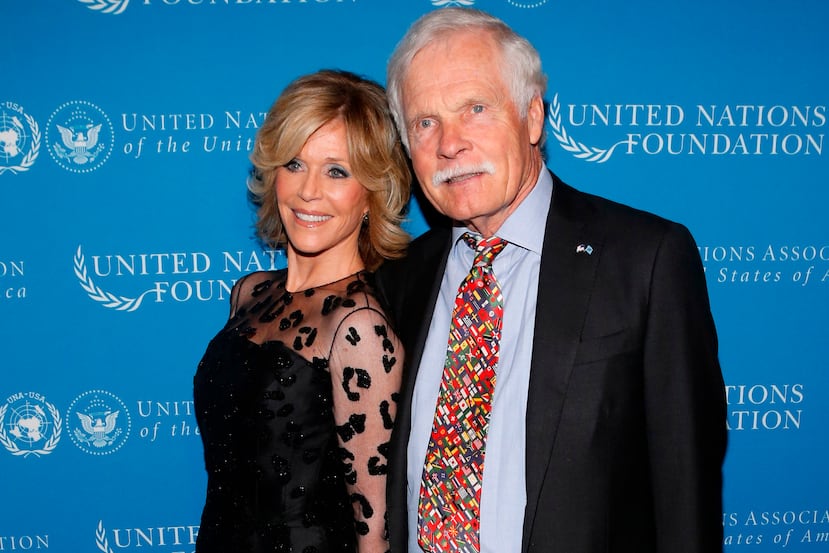 ARCHIVO - La actriz Jane Fonda y el fundador de CNN, Ted Turner, posan juntos en la Cena de Liderazgo Global de la Fundación de las Naciones Unidas, el 6 de noviembre de 2013, en Nueva York. (Foto AP/Jason DeCrow, Archivo)