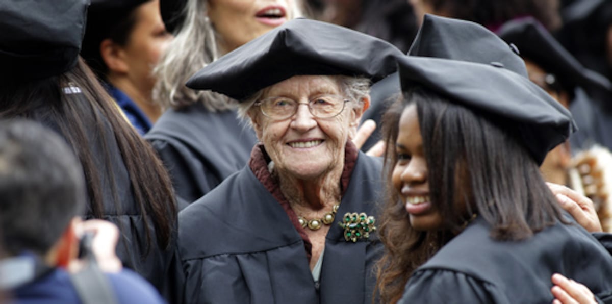 ARCHIVO - Hazel Soares, de 94 años, en el centro, se hace una foto con algunos de sus compañeros antes del comienzo de los ejercicios de graduación en el Mills College, en Oakland, California, el sábado 15 de mayo de 2010. ( AP Photo/Tony Avelar, Archivo)