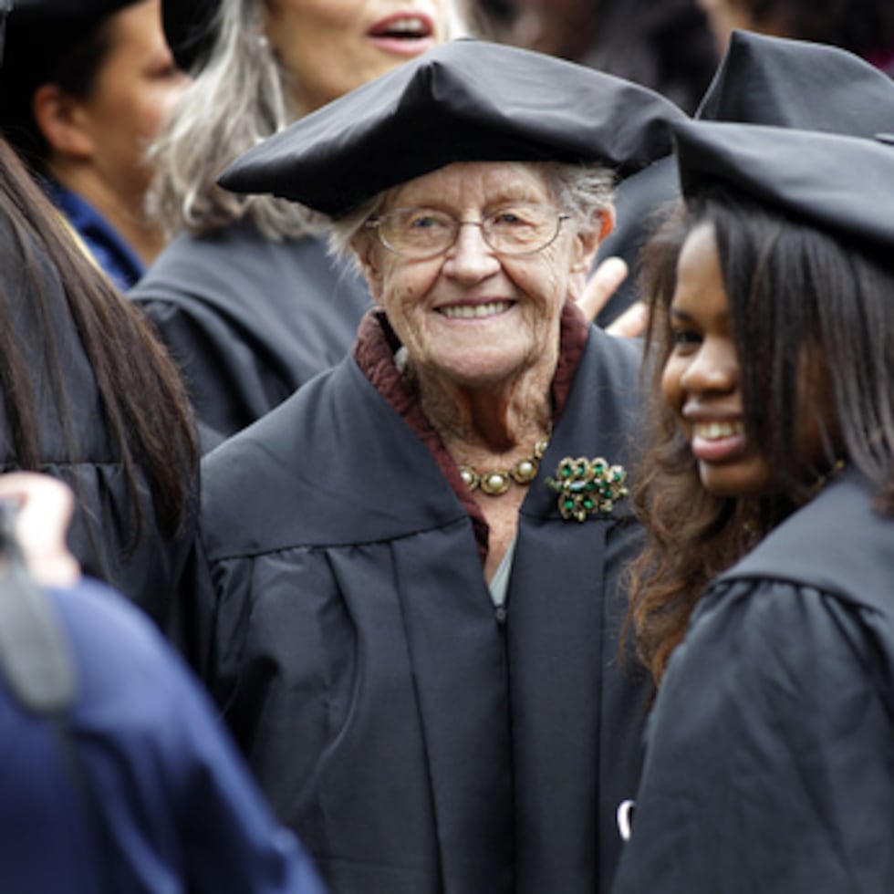 ARCHIVO - Hazel Soares, de 94 años, en el centro, se hace una foto con algunos de sus compañeros antes del comienzo de los ejercicios de graduación en el Mills College, en Oakland, California, el sábado 15 de mayo de 2010. ( AP Photo/Tony Avelar, Archivo)