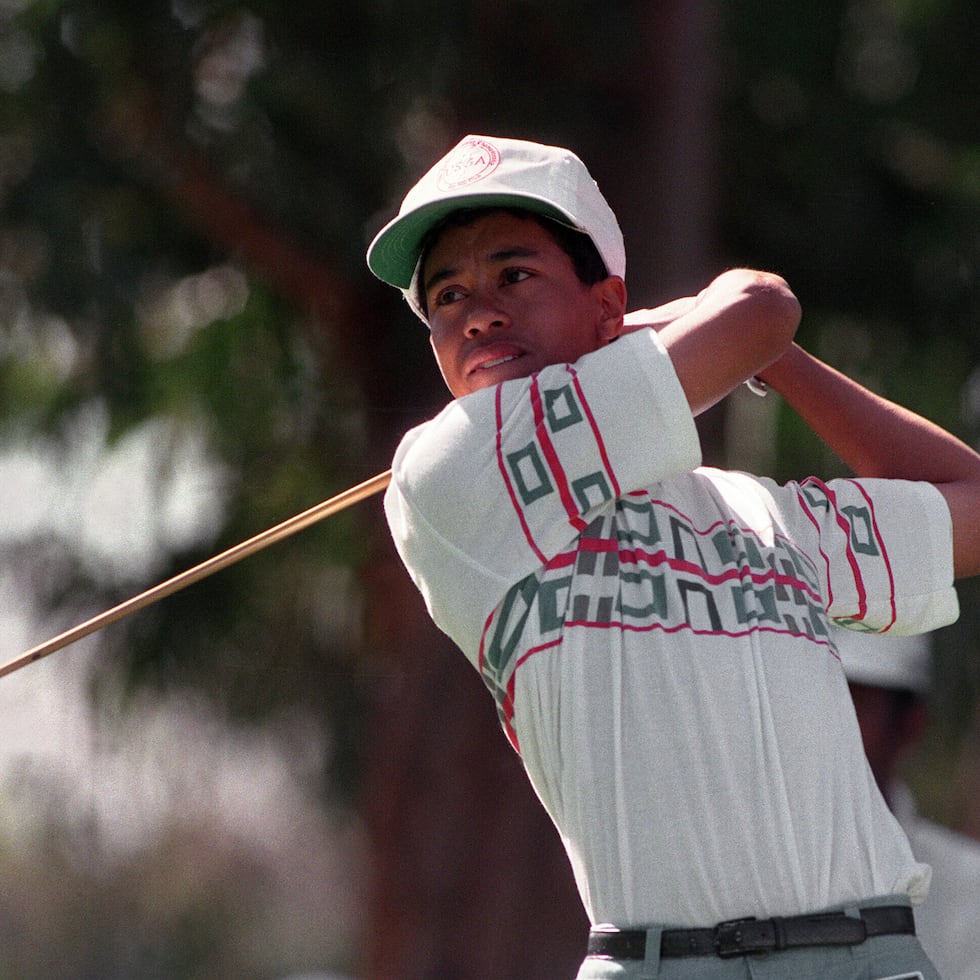 Un amateur Tiger Woods realiza un disparo desde el Riviera Country Club en Los Ángeles, en 1992.