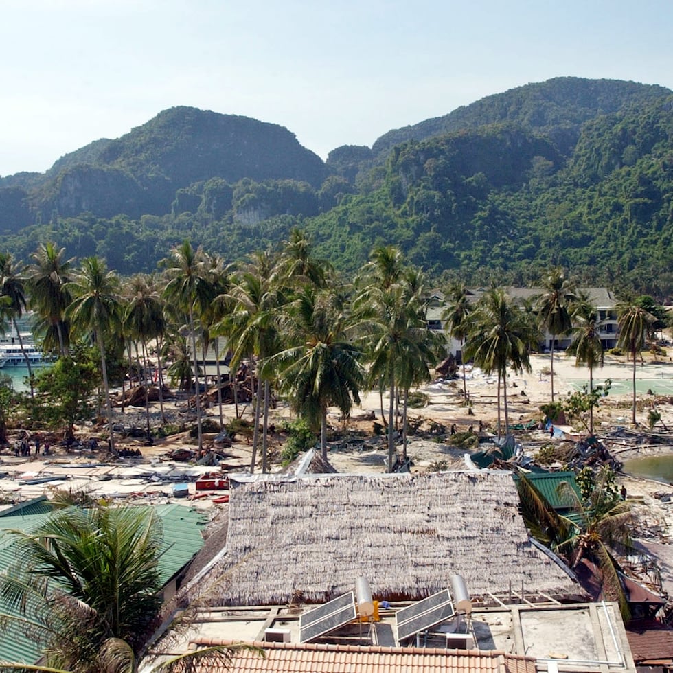 Escombros se esparcieron sobre una estrecha franja de la isla Phi Phi donde antes se levantaban bungalós en Tailandia.