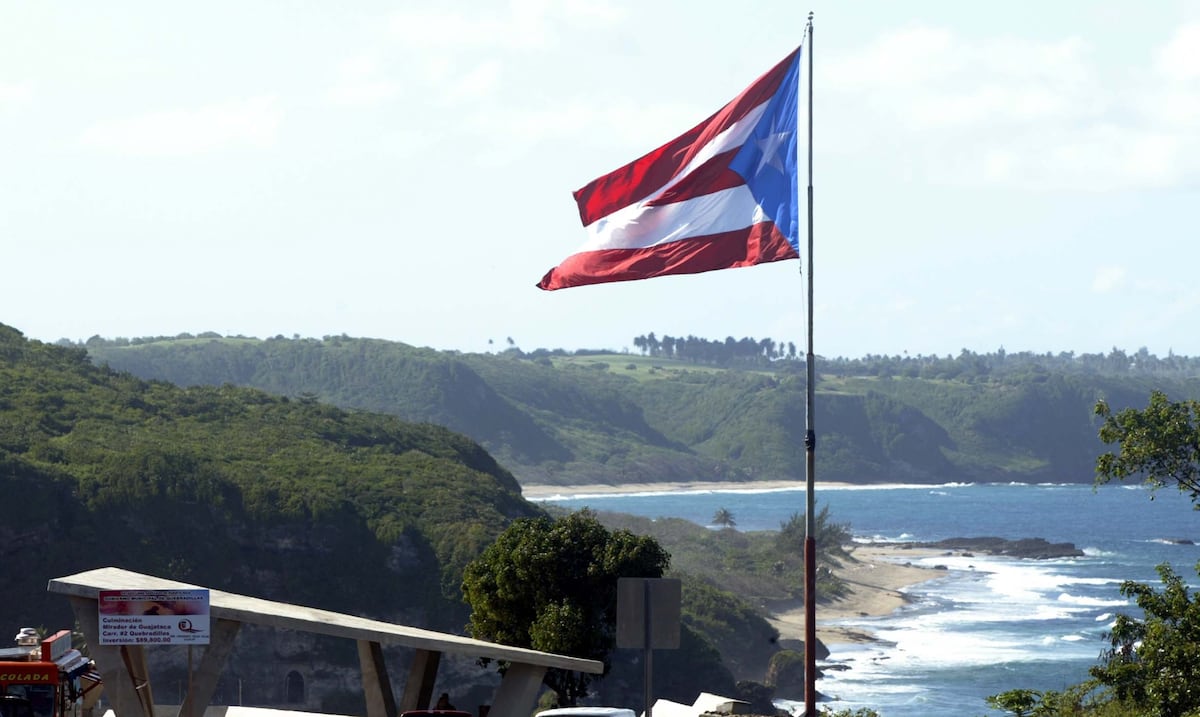 Roban bandera gigante de Puerto Rico del Mirador de Guajataca en Quebradillas