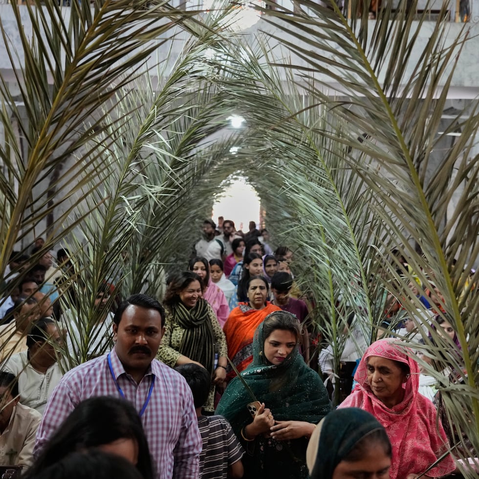Cristianos pakistaníes asisten a la misa del Domingo de Ramos en la iglesia de San Antonio en Lahore, Pakistán.