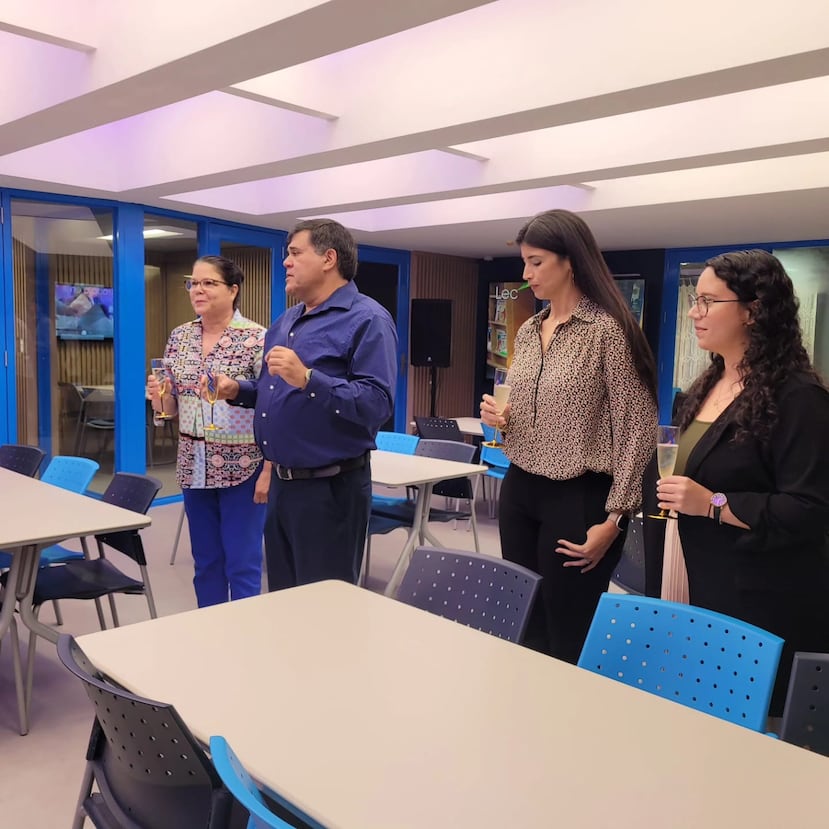 De izquierda a derecha: Sra. Gloria García, Directora del Colegio Marista-Guaynabo , Hno. Carlos Vélez, Presidente del Colegio Marista-Guaynabo, Sra. Yasmine Torres, Bibliotecaria del Colegio Marista-Guaynabo, y Srta. Nicole Schmidt, Profesora de Media Lab