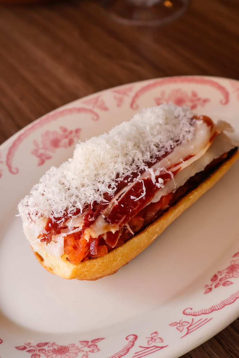 Tradicional pan con tomate, con jamón ibérico y queso parmesano.