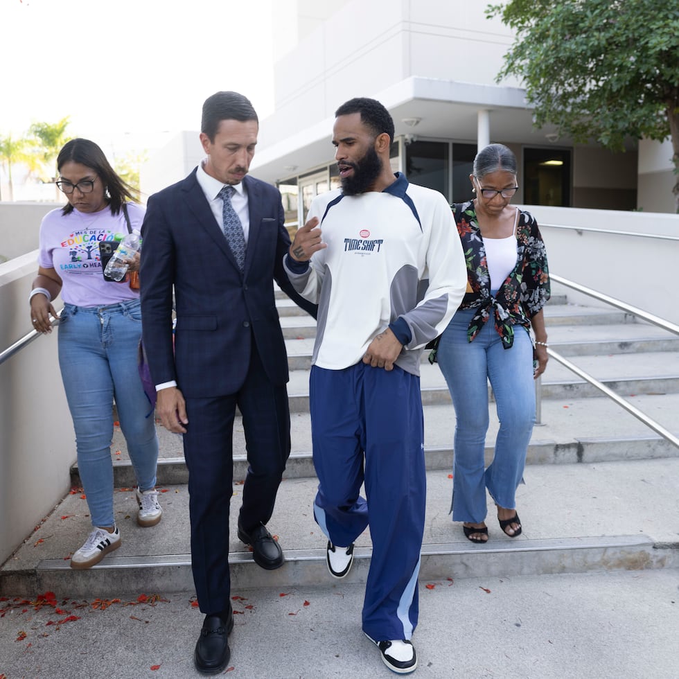 Walter Hodge, Jr. a su salida del Tribunal de Caguas el jueves, acompañado por su abogado y familiares.
