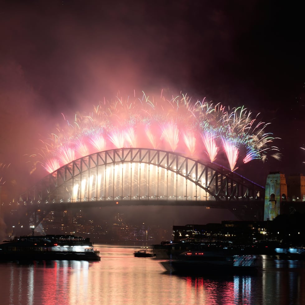 Fuegos artificiales estallaron sobre el Puente del Puerto de Sídney durante las celebraciones de Año Nuevo en Sídney, Australia.