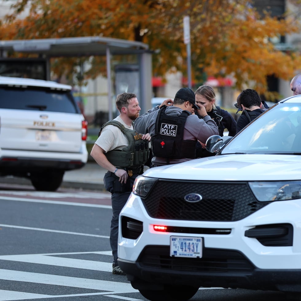 Agentes de la Oficina de Alcohol, Tabaco, Armas de Fuego y Explosivos (ATF), que custodiaban cerca de la Casa Blanca en Washington.