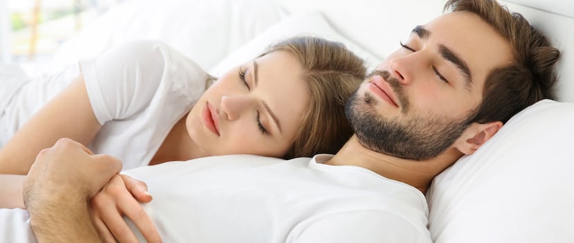 La postura más odiada de la mujer es la "cucharita" con ella abrazándolo a él, mientras que la del hombre es que la mujer apoye la cabeza sobre su pecho. (Shutterstock)
