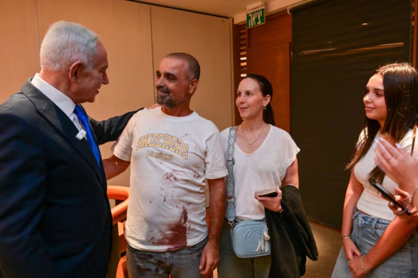 El primer ministro de Israel, Benjamin Netanyahu, se reúne con uno de los pasajeros del vuelo de FlyDubai que debió aterrizar forzosamente tras un ataque del copiloto al piloto, el 30 de septiembre de 2026.