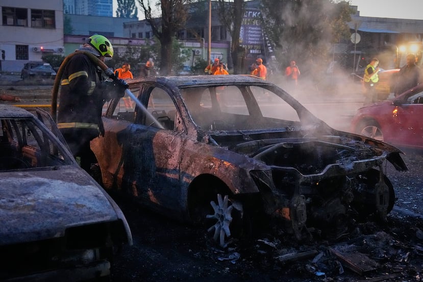 Personal de los servicios de emergencia trabaja para extinguir un incendio tras los ataques con misiles rusos en Kiev, Ucrania, el sábado 1 de agosto de 2026. (Foto AP/Efrem Lukatsky)