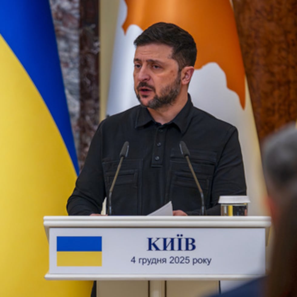 El presidente ucraniano, Volodymyr Zelenskyy, asiste a una rueda de prensa conjunta con el presidente de Chipre, Nikos Christodoulides, en Kiev, Ucrania, el jueves 4 de diciembre de 2025. (AP Photo/Dan Bashakov)