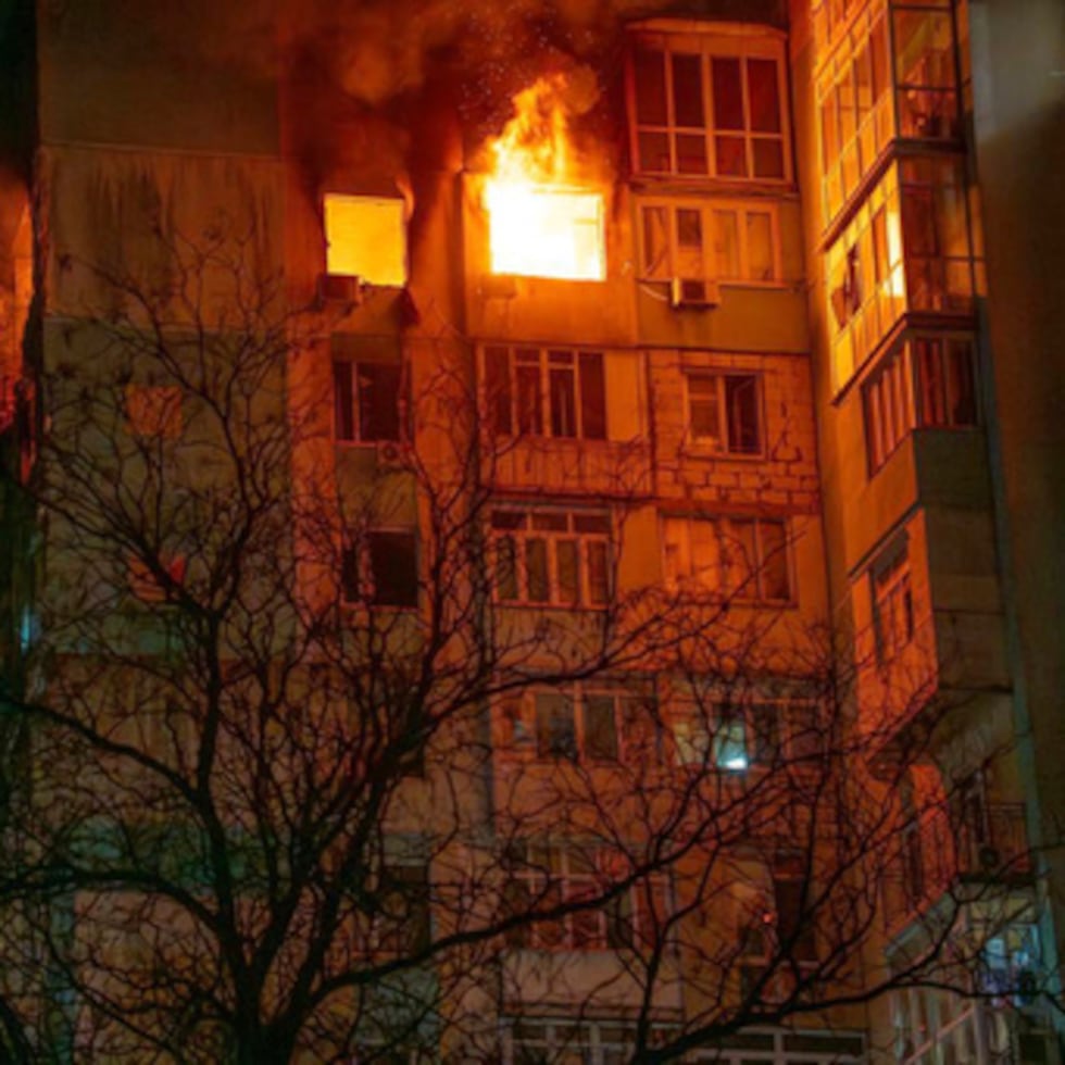 En esta foto facilitada por el Servicio de Emergencias de Ucrania, se ve un incendio en un edificio residencial tras el ataque de un dron ruso en Odesa, Ucrania, el viernes 1 de mayo de 2026.