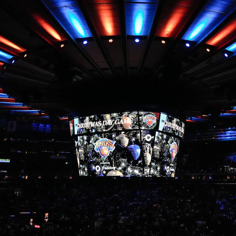 Una pantalla muestra "Christmas Day Game" antes de un partido de baloncesto de la NBA entre los Knicks de Nueva York y los Cavaliers de Cleveland el 25 de diciembre.