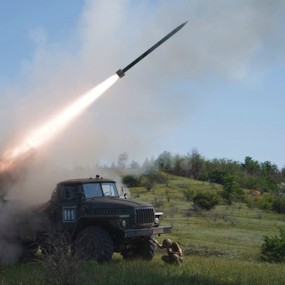 El Estado Mayor ucraniano informó, además, que sus fuerzas también atacaron una base rusa de almacenamiento de drones pertenecientes a la unidad Rubikon y una estación de bombeo de combustible y lubricantes en el territorio ocupado de la región ucraniana de Donetsk.