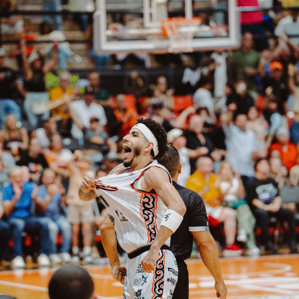 André Curbelo celebra durante el partido de los Atléticos contra los Leones en San Germán.