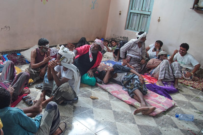Yemeníes desplazados descansan en un refugio temporal en el distrito de Dar Saad, en Adén (Yemen), el sábado 12 de septiembre de 2026, tras huir de los ataques hutíes en las ciudades costeras occidentales de Al-Khokha y Mokha. (Foto AP/Abdulnasser Alseddik)