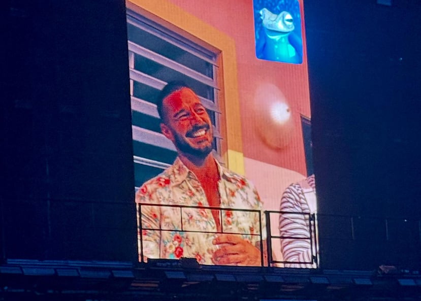 Videollamada entre Concho y Bad Bunny, durante el cuarto concierto de su residencia. Ricky Martin fue uno de los invitados a la casa rosa.