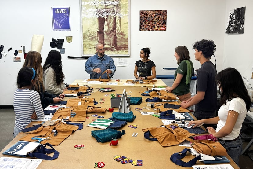 Los empleados de Levi’s imparten clases a los alumnos durante un taller de costura en una tienda de Levi’s del centro de San Francisco.