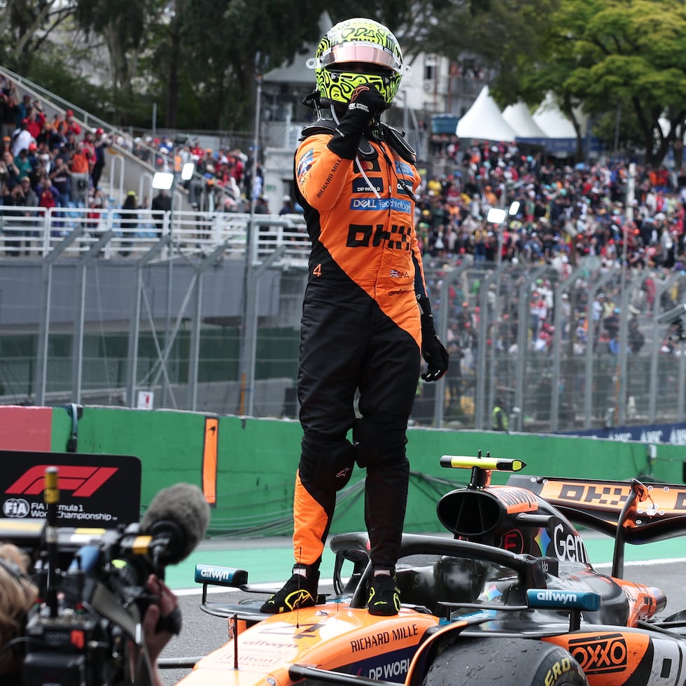 Lando Norris, de McLaren, celebra su victoria en el Gran Premio de Brasil.